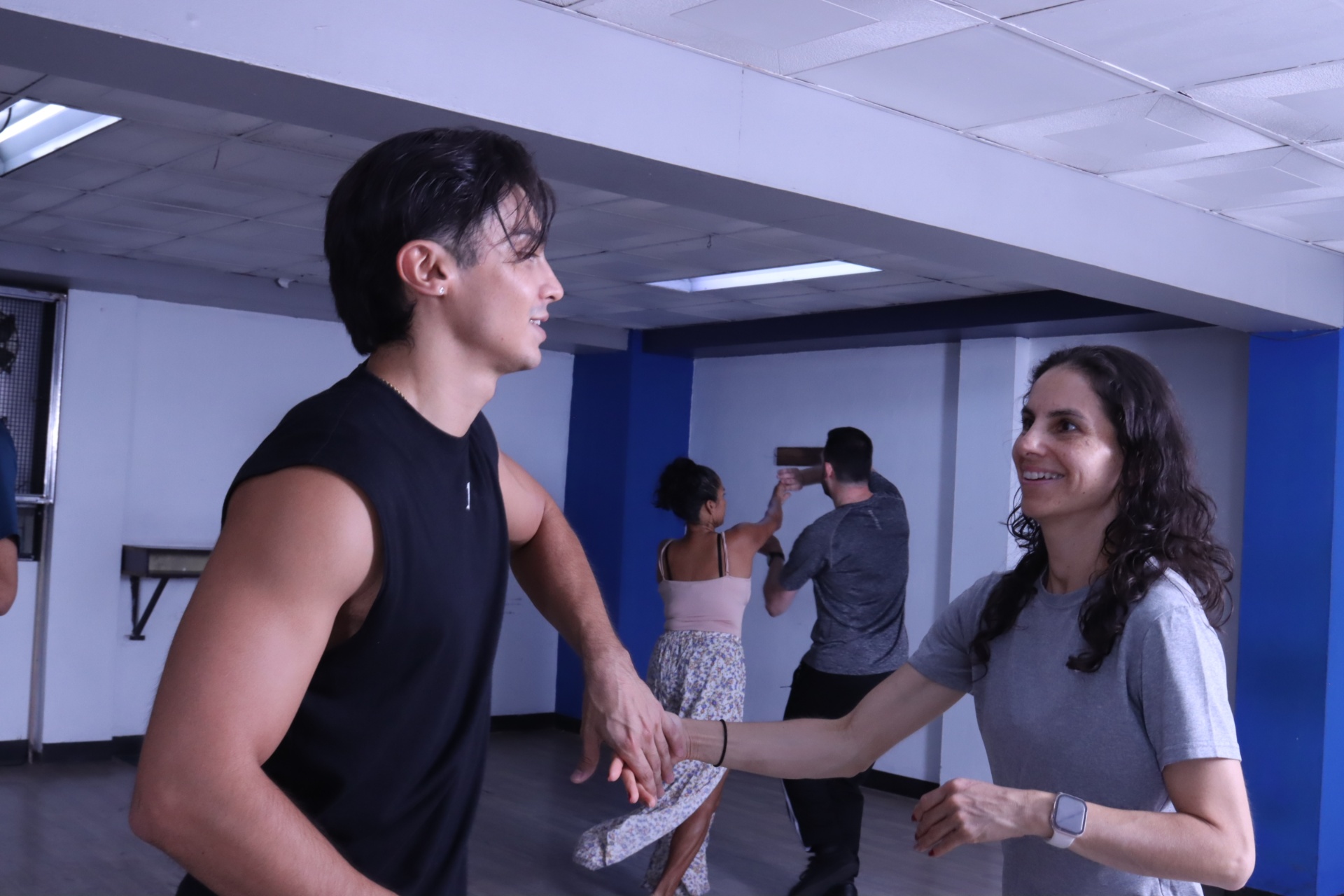 Instructor enseñando salsa