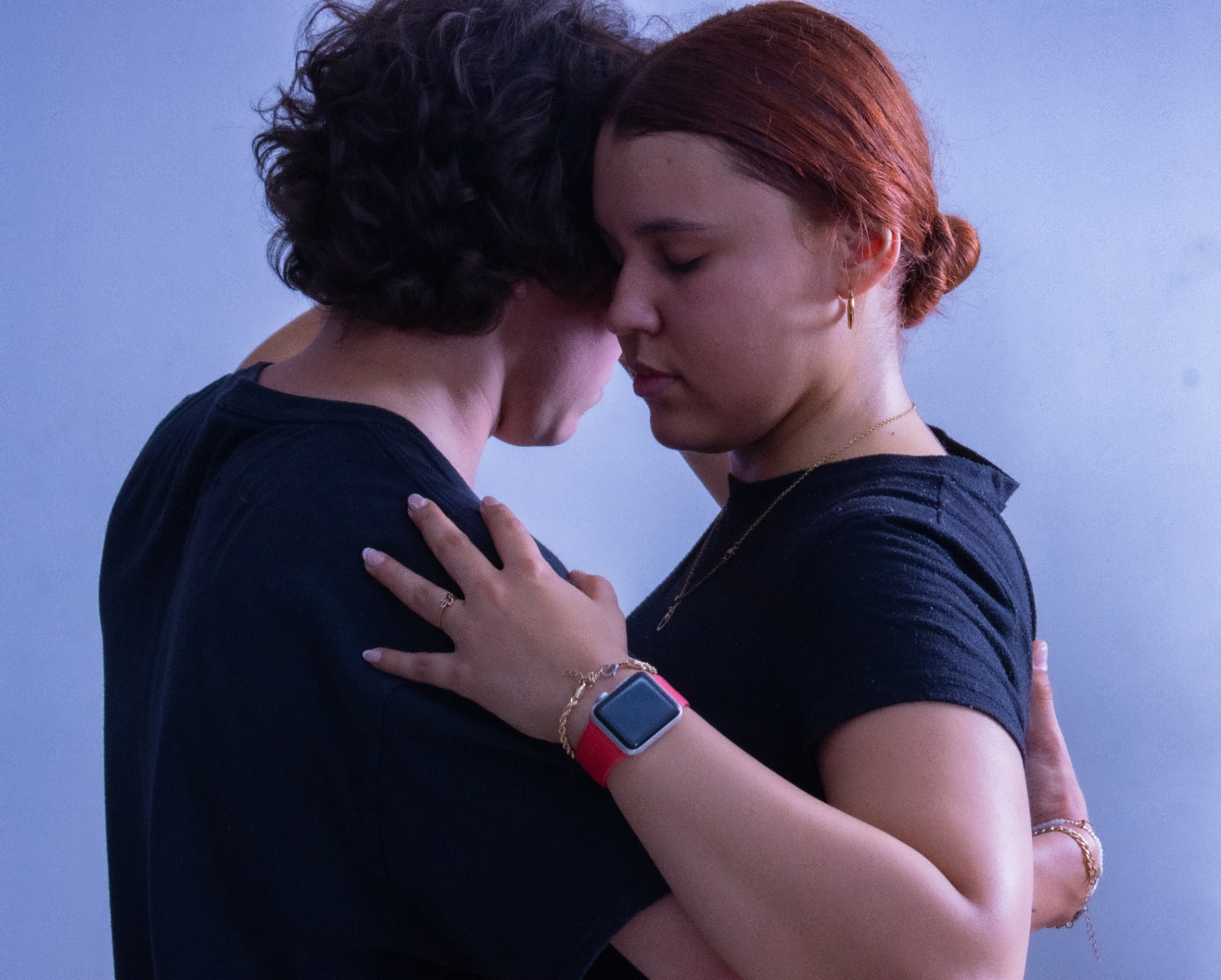 Pareja conectando en el baile
